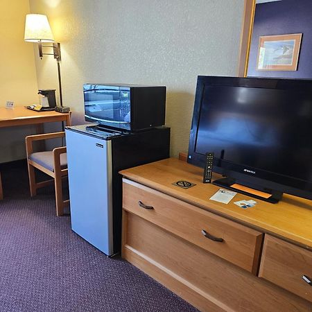Fossil Creek Hotel & Suites Russell エクステリア 写真