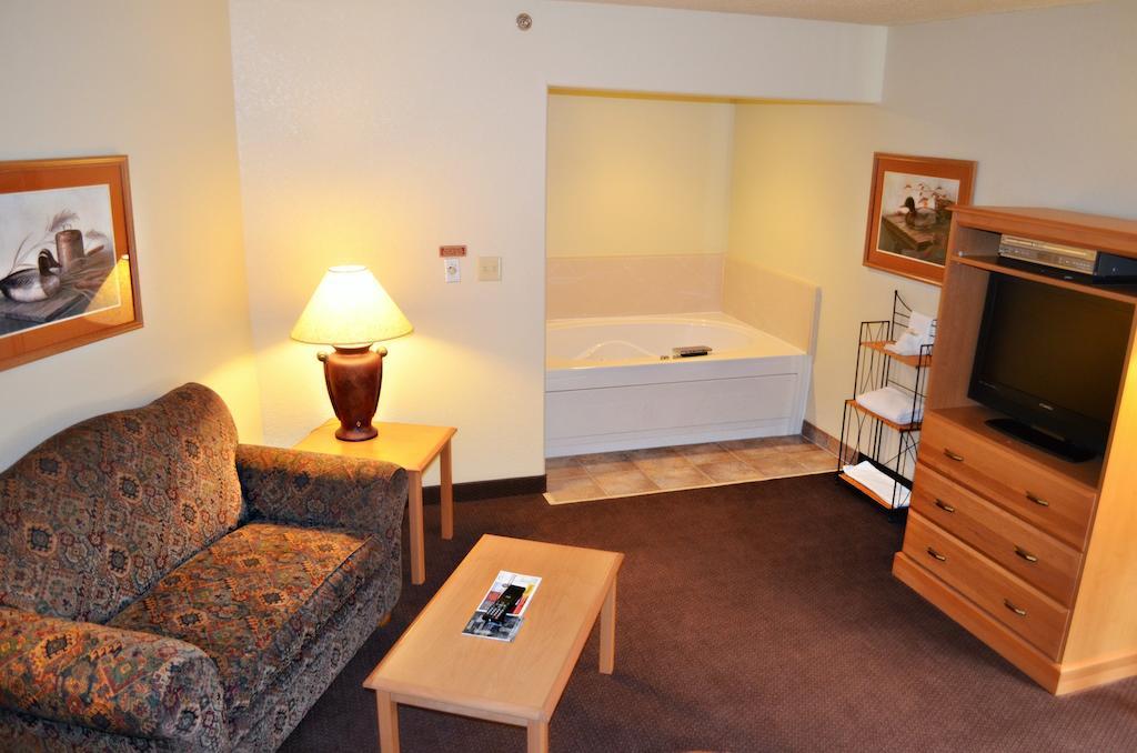 Fossil Creek Hotel & Suites Russell エクステリア 写真
