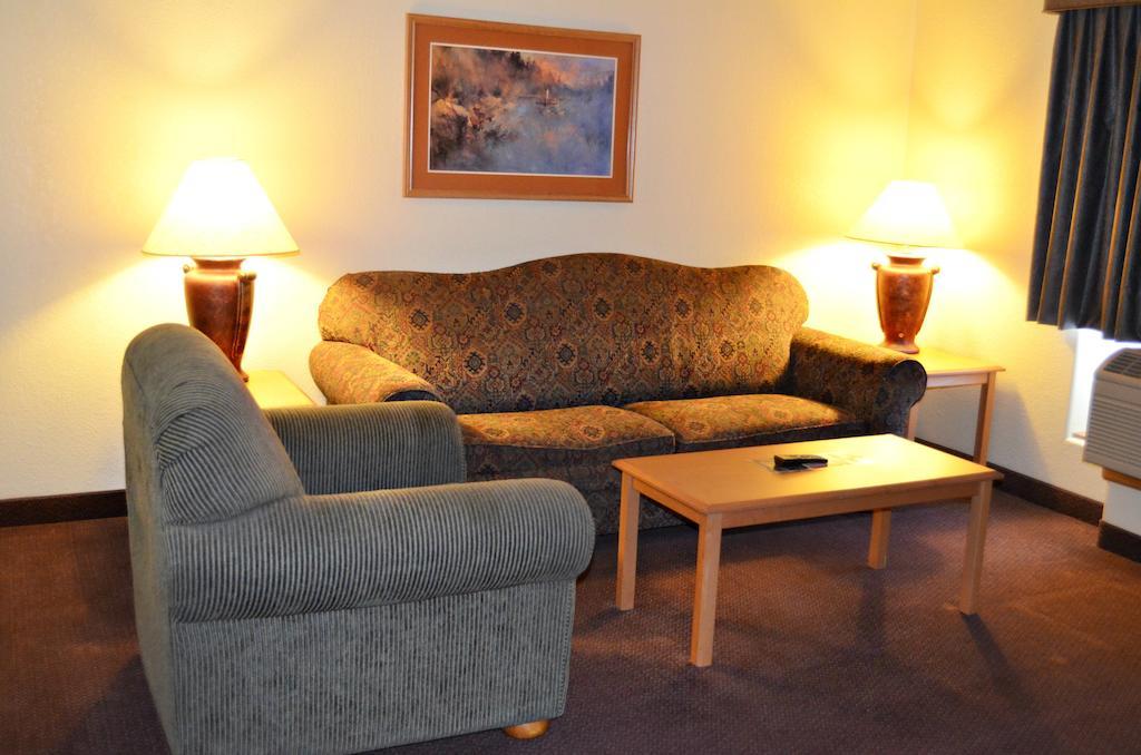 Fossil Creek Hotel & Suites Russell エクステリア 写真