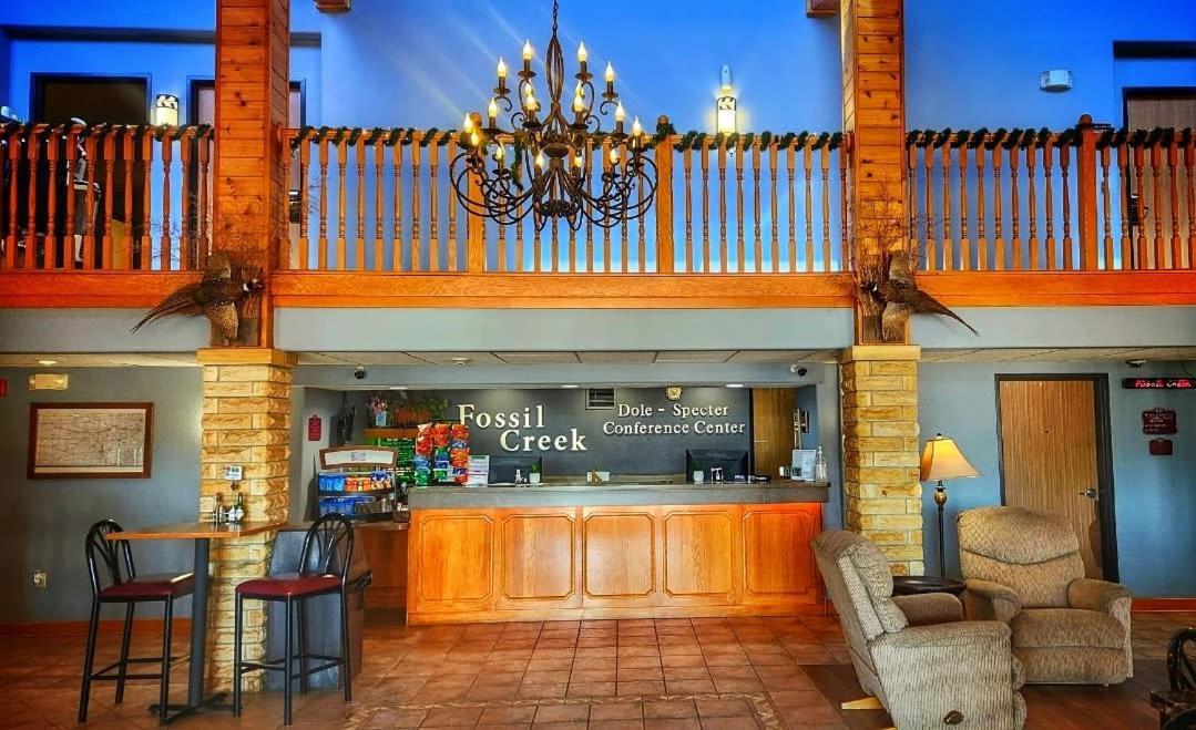Fossil Creek Hotel & Suites Russell エクステリア 写真