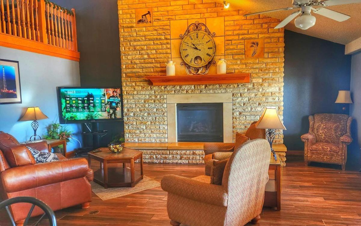 Fossil Creek Hotel & Suites Russell エクステリア 写真