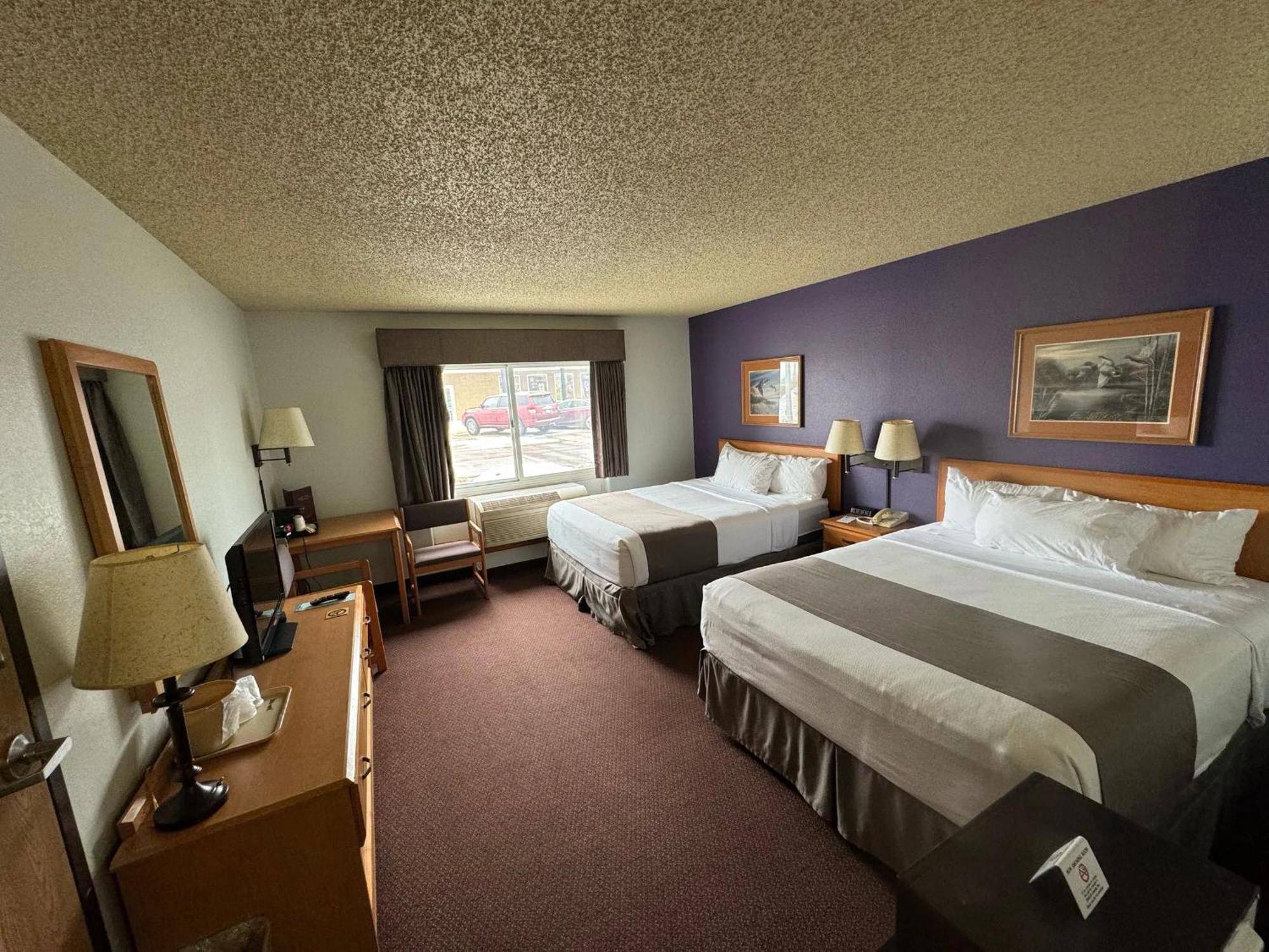 Fossil Creek Hotel & Suites Russell エクステリア 写真
