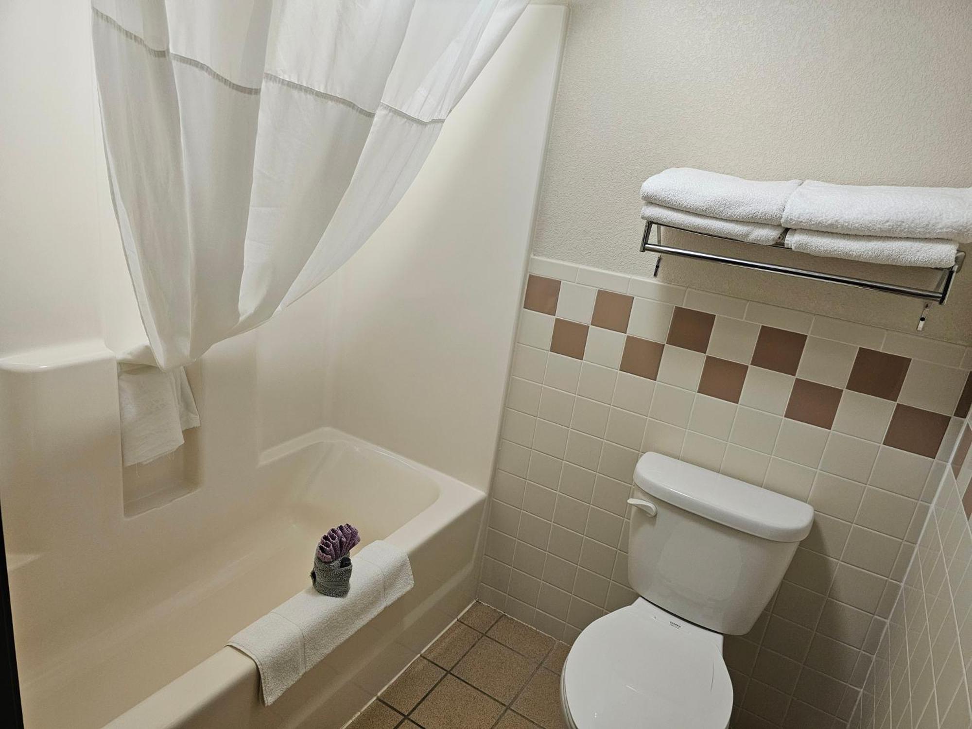 Fossil Creek Hotel & Suites Russell エクステリア 写真