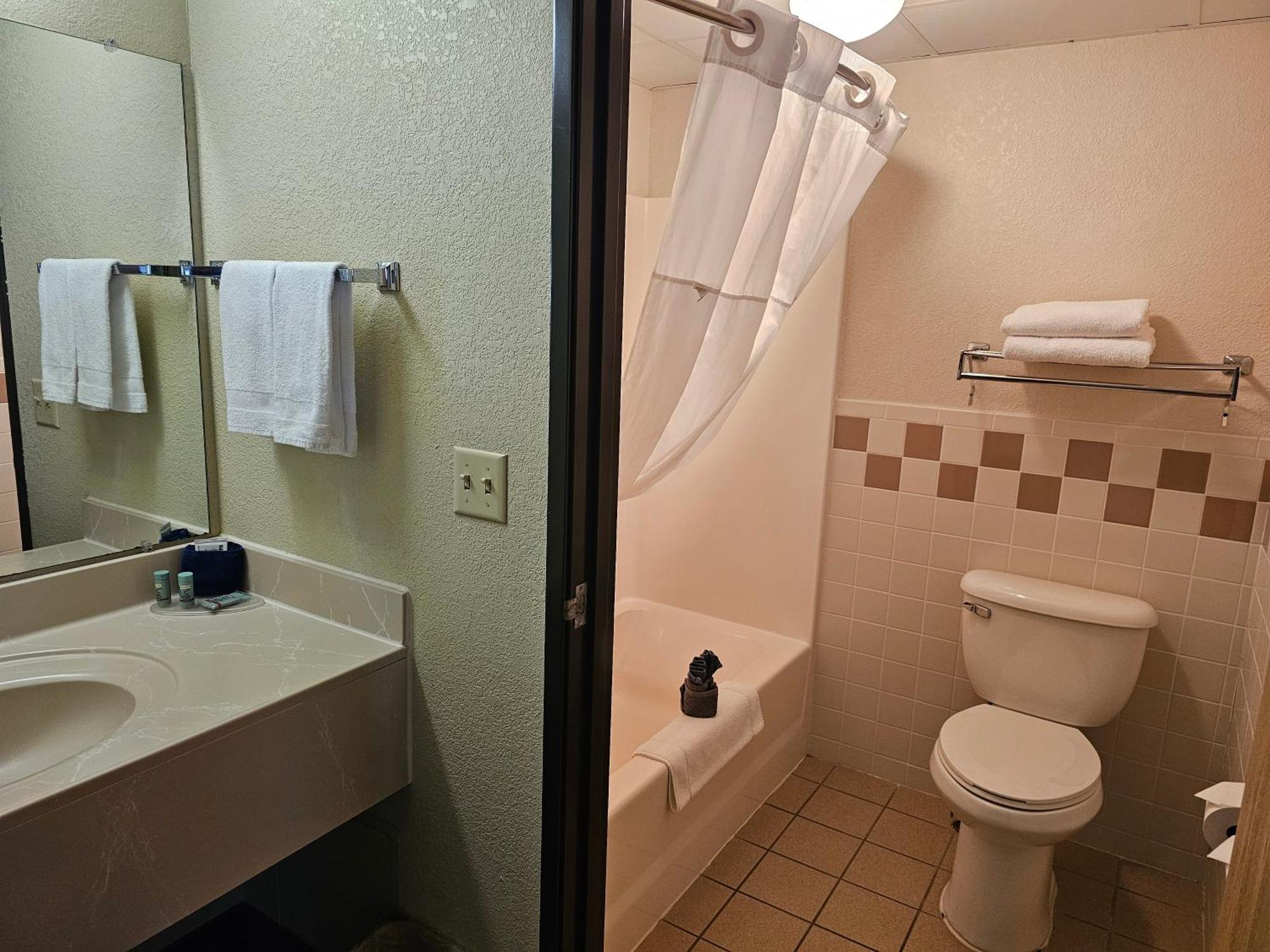 Fossil Creek Hotel & Suites Russell エクステリア 写真