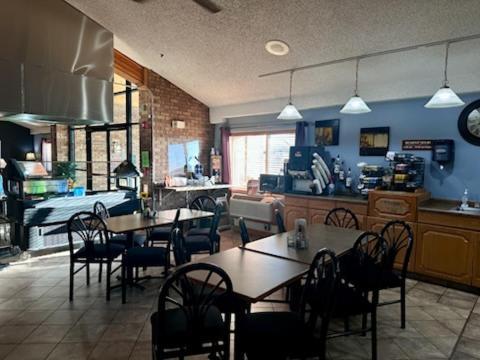 Fossil Creek Hotel & Suites Russell エクステリア 写真