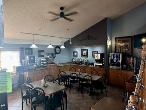 Fossil Creek Hotel & Suites Russell エクステリア 写真