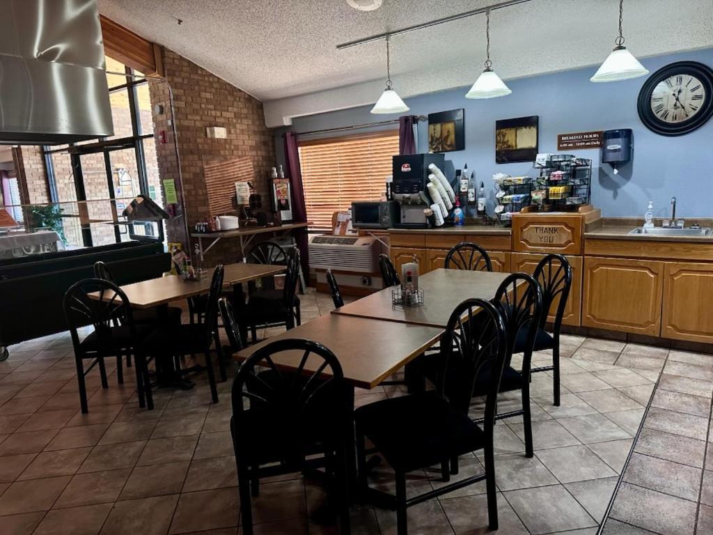 Fossil Creek Hotel & Suites Russell エクステリア 写真