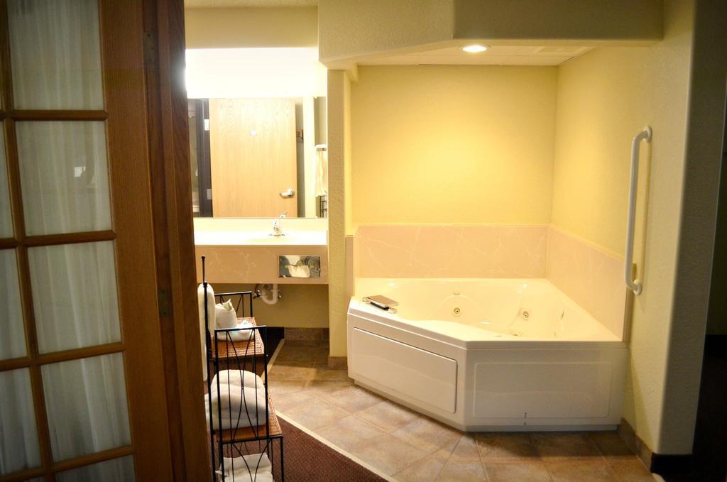 Fossil Creek Hotel & Suites Russell エクステリア 写真