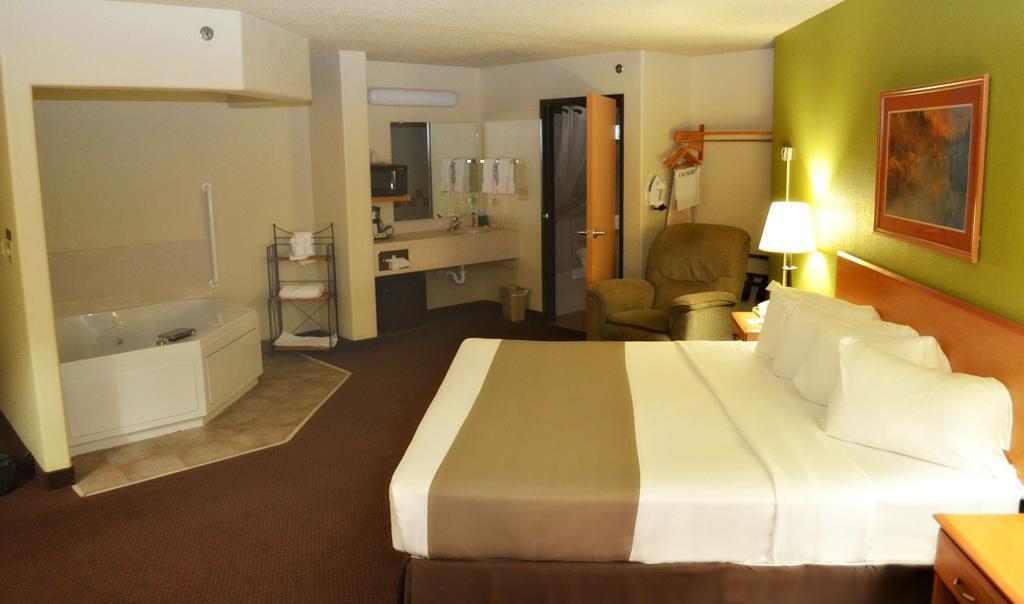 Fossil Creek Hotel & Suites Russell エクステリア 写真