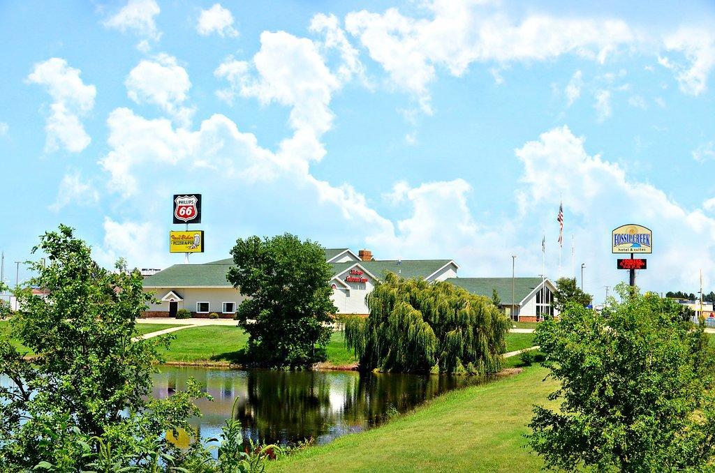 Fossil Creek Hotel & Suites Russell エクステリア 写真
