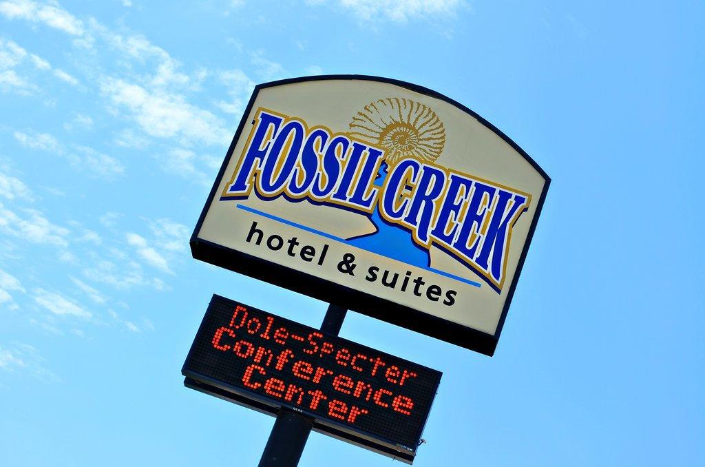 Fossil Creek Hotel & Suites Russell エクステリア 写真