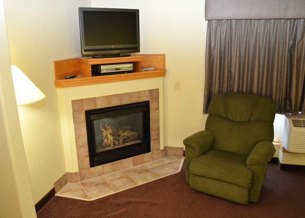 Fossil Creek Hotel & Suites Russell エクステリア 写真
