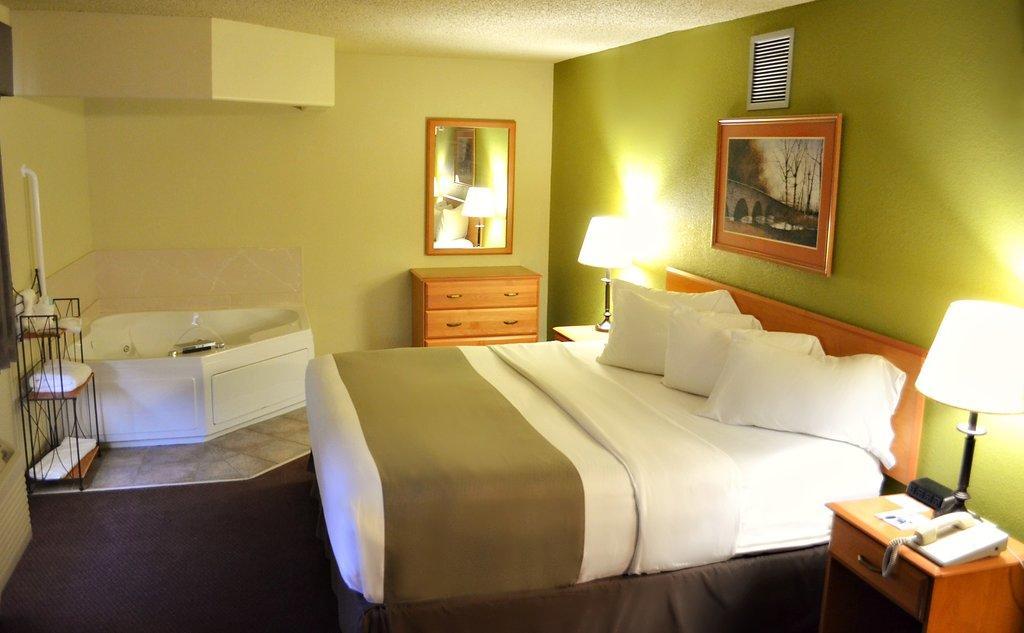 Fossil Creek Hotel & Suites Russell エクステリア 写真