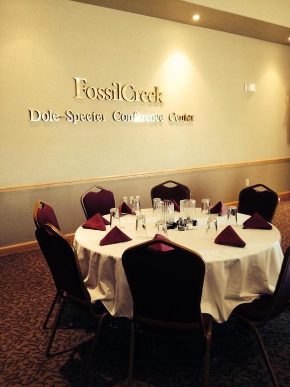 Fossil Creek Hotel & Suites Russell エクステリア 写真