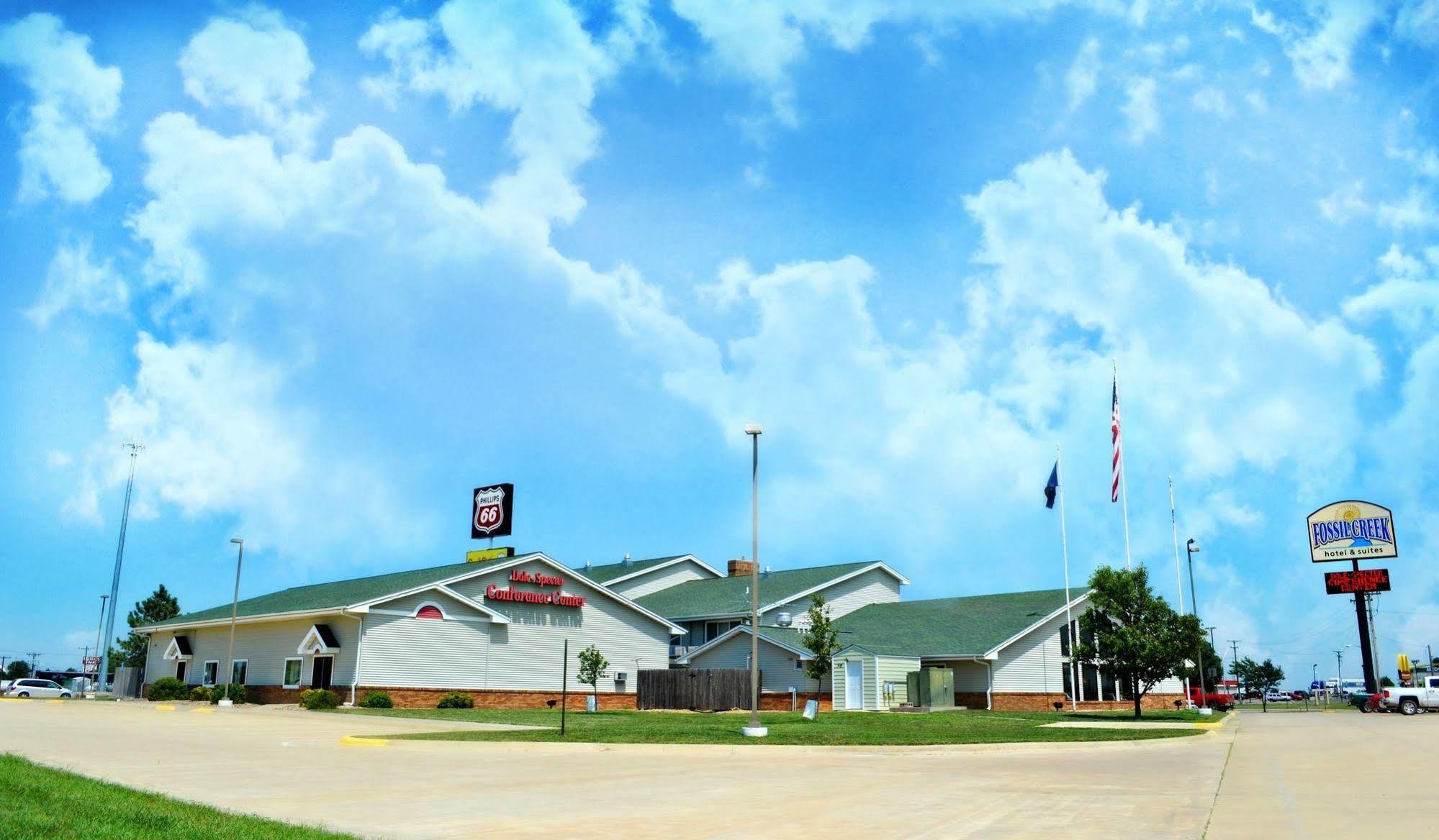Fossil Creek Hotel & Suites Russell エクステリア 写真
