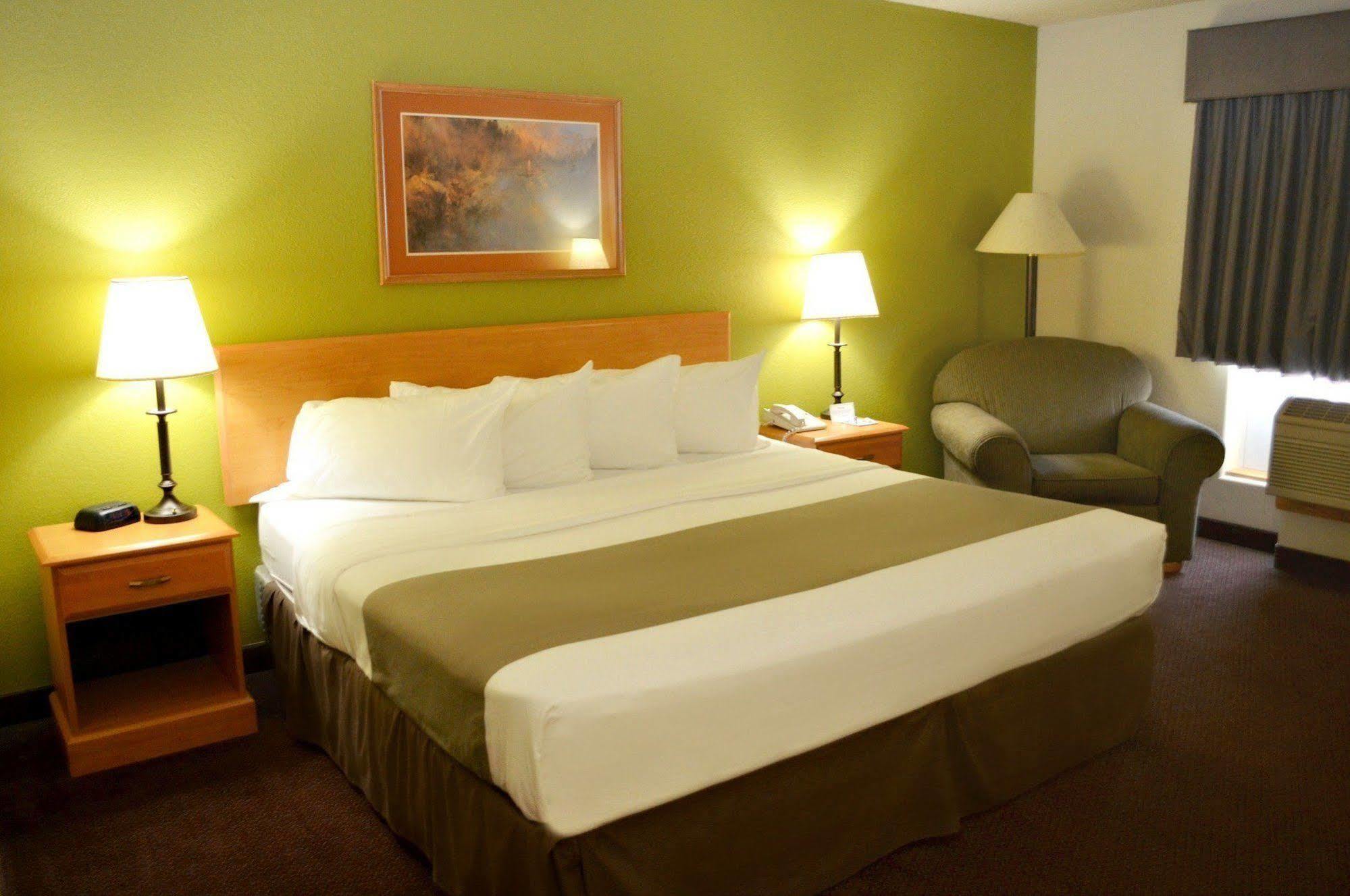 Fossil Creek Hotel & Suites Russell エクステリア 写真