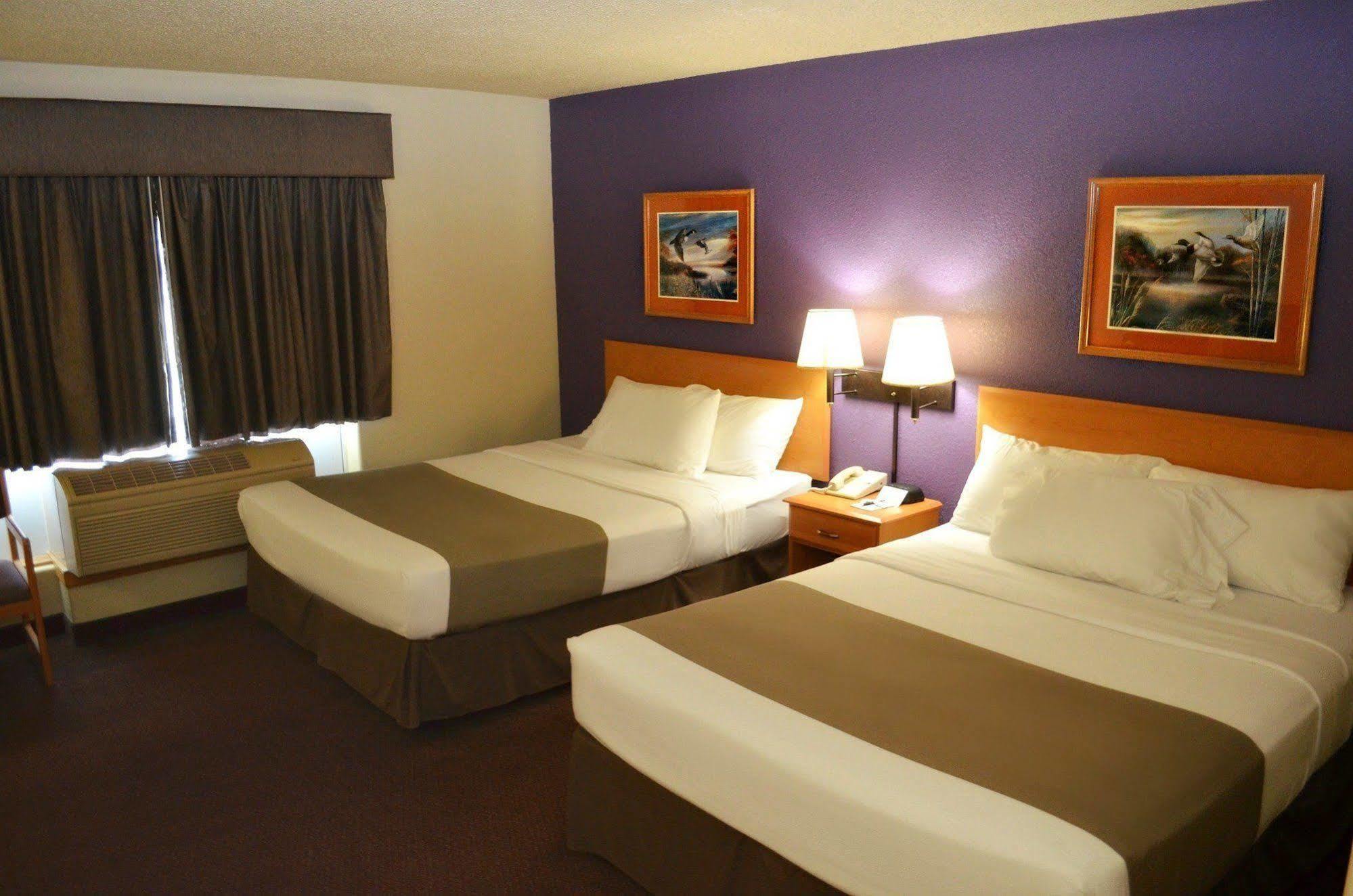 Fossil Creek Hotel & Suites Russell エクステリア 写真