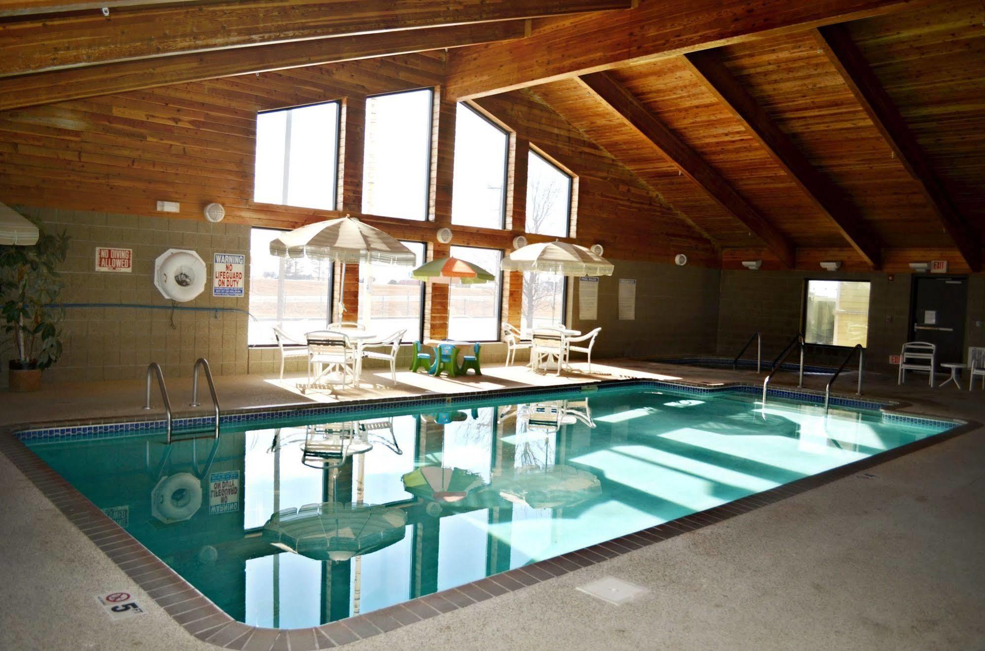 Fossil Creek Hotel & Suites Russell エクステリア 写真