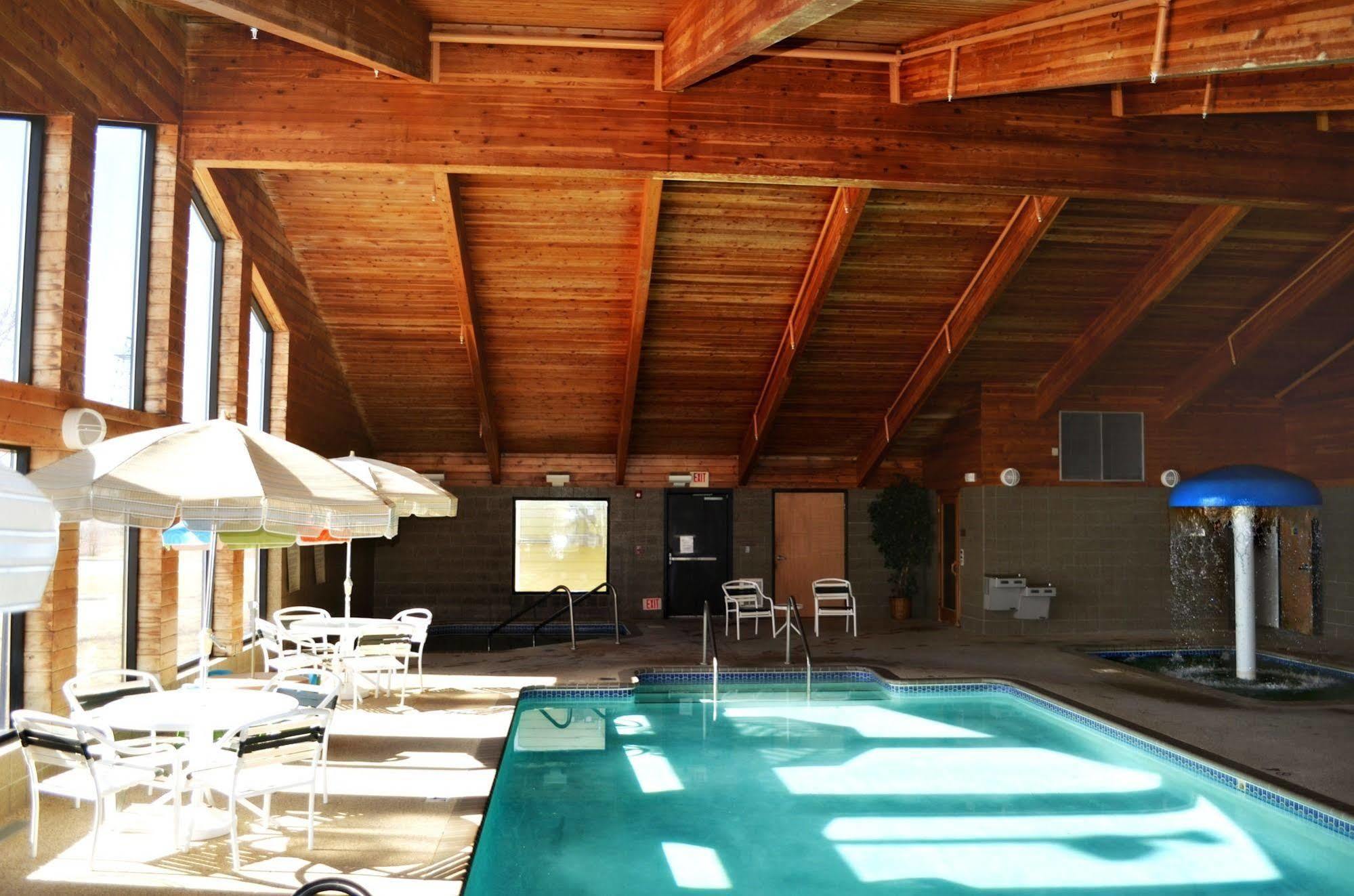 Fossil Creek Hotel & Suites Russell エクステリア 写真