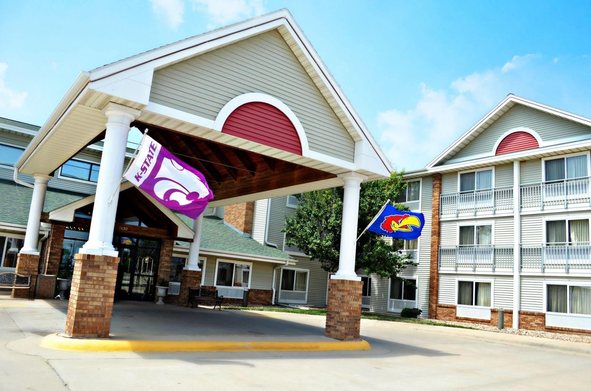 Fossil Creek Hotel & Suites Russell エクステリア 写真